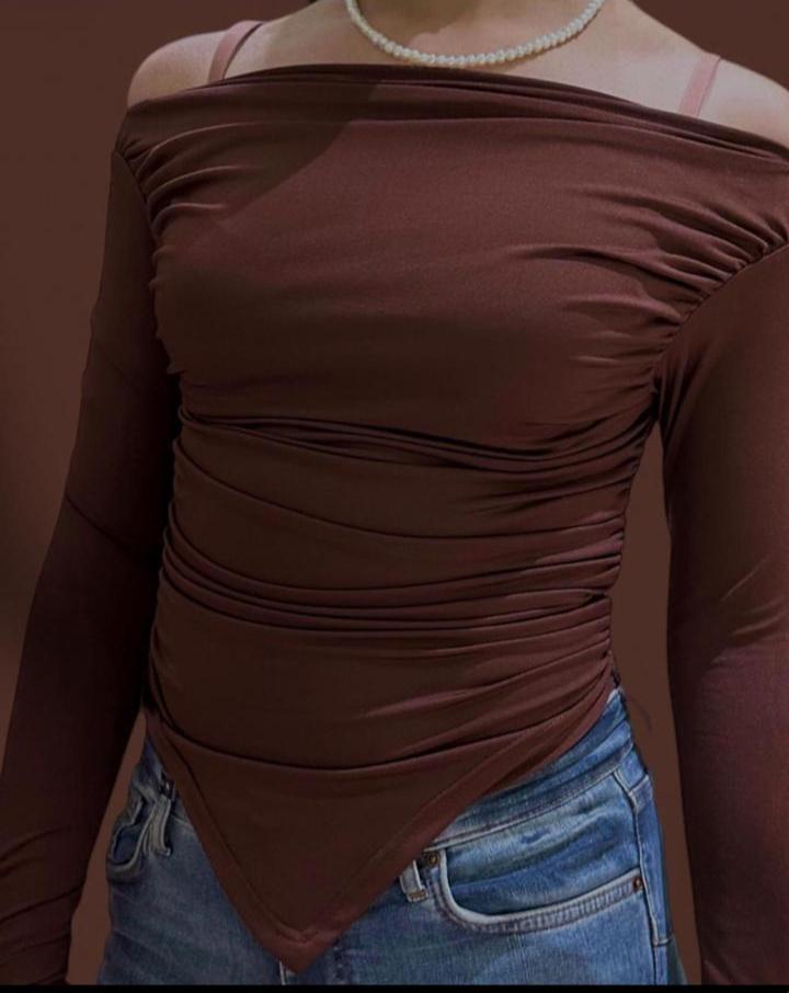 Lama top with thump hole